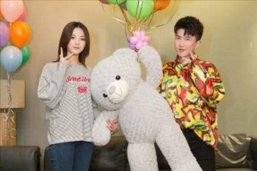 娱乐圈吃瓜背景图片高清,高清“吃瓜”图揭秘幕后真相 第1张 娱乐圈吃瓜背景图片高清,高清“吃瓜”图揭秘幕后真相 第1张